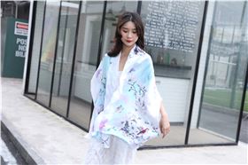 真絲圍巾怎么搭配 真絲圍巾怎么搭配