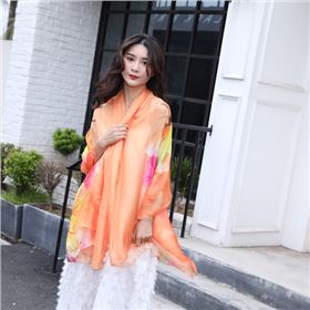 絲巾怎么系成防曬衣&mdash;&mdash;真絲圍巾、真絲絲巾、圍巾定制