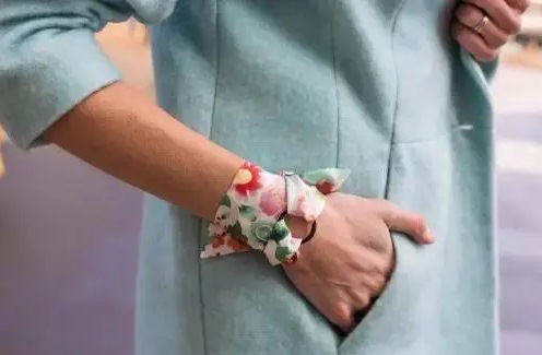 絲巾的各種圍法&mdash;&mdash;真絲圍巾、真絲絲巾、圍巾品牌、定制圍巾、