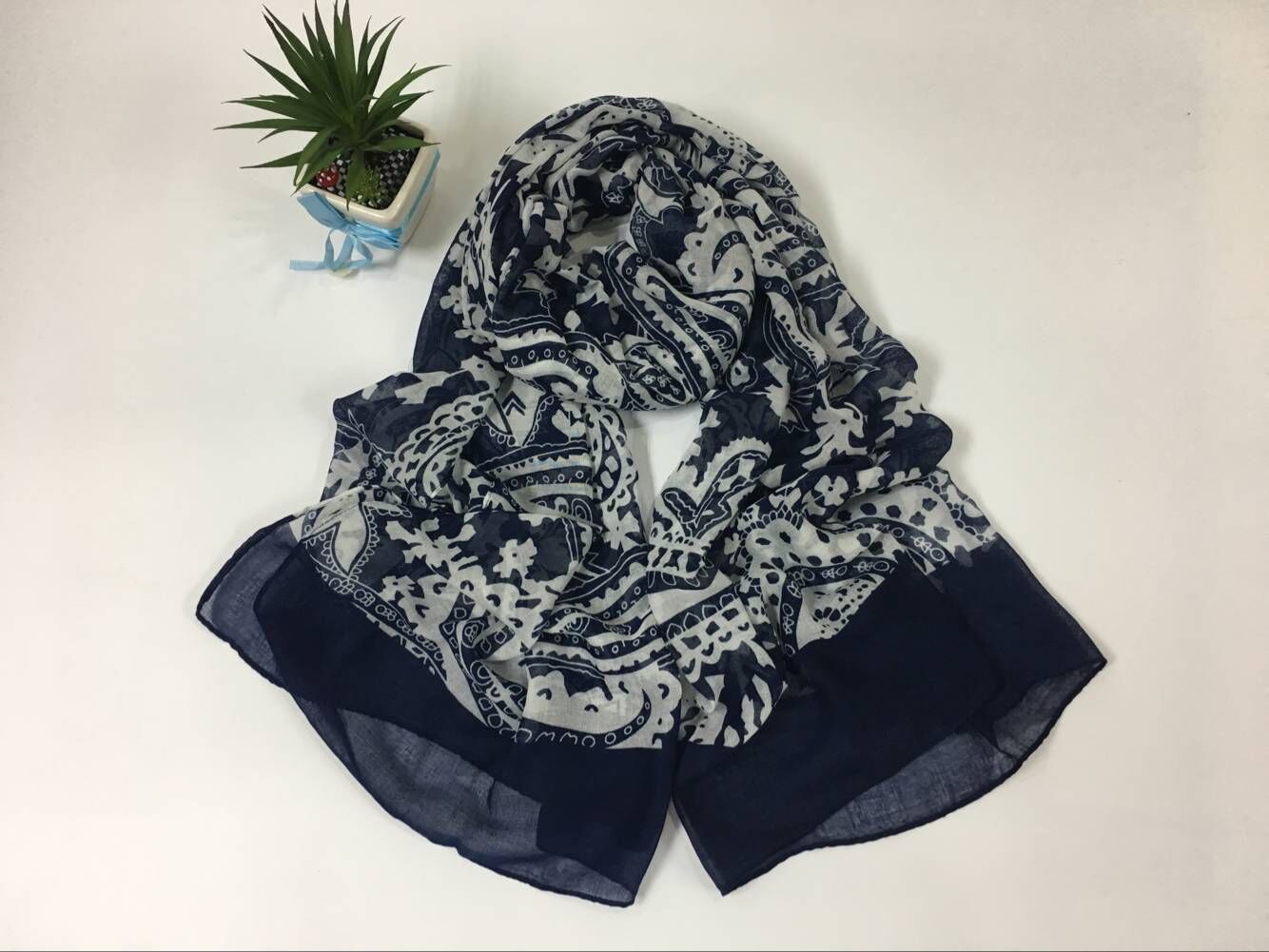 秋冬款藏青色花紋巴厘紗圍巾 秋冬款藏青色花紋巴厘紗圍巾